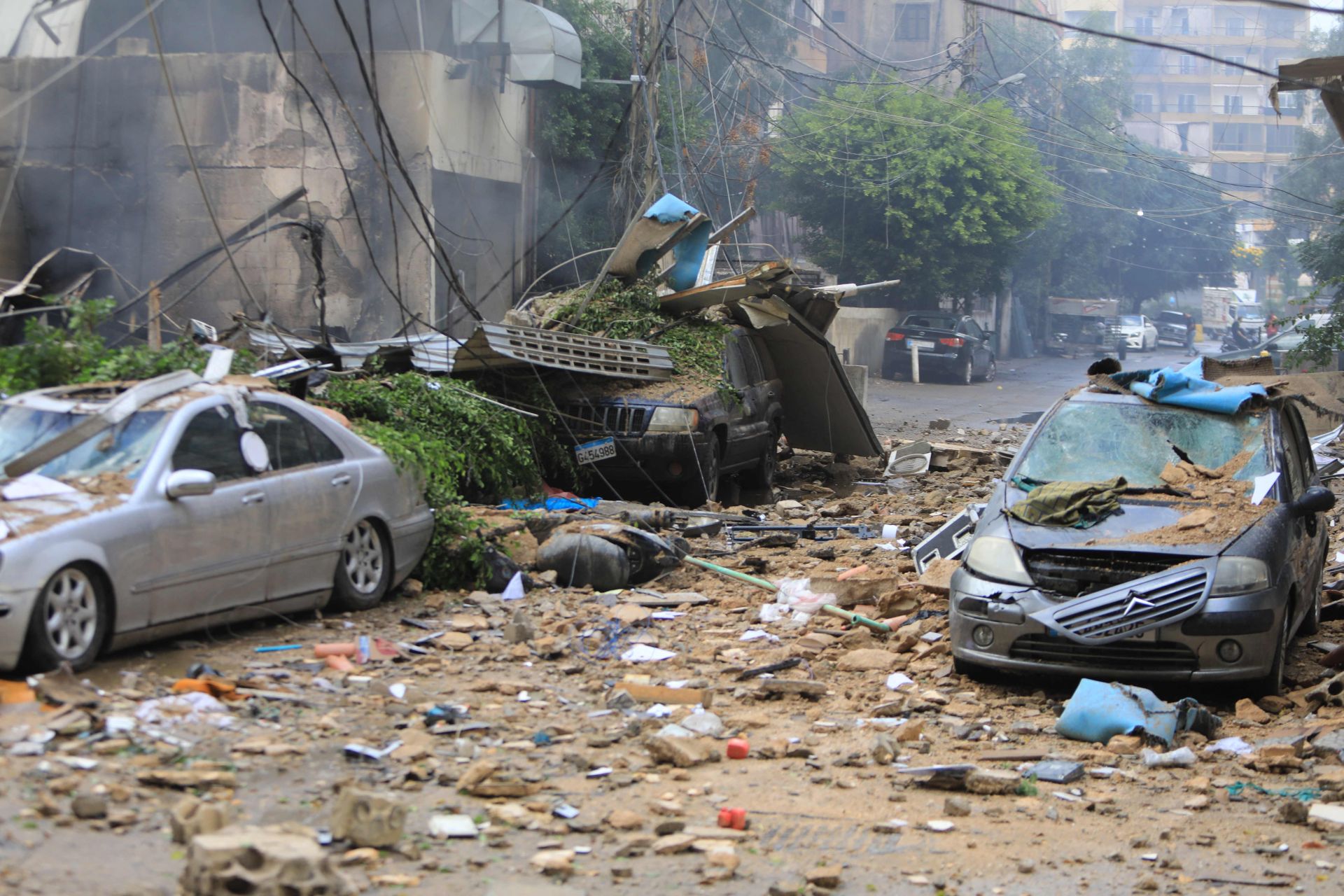 Varios coches con daños en su estructura en la ciudad de Beirut