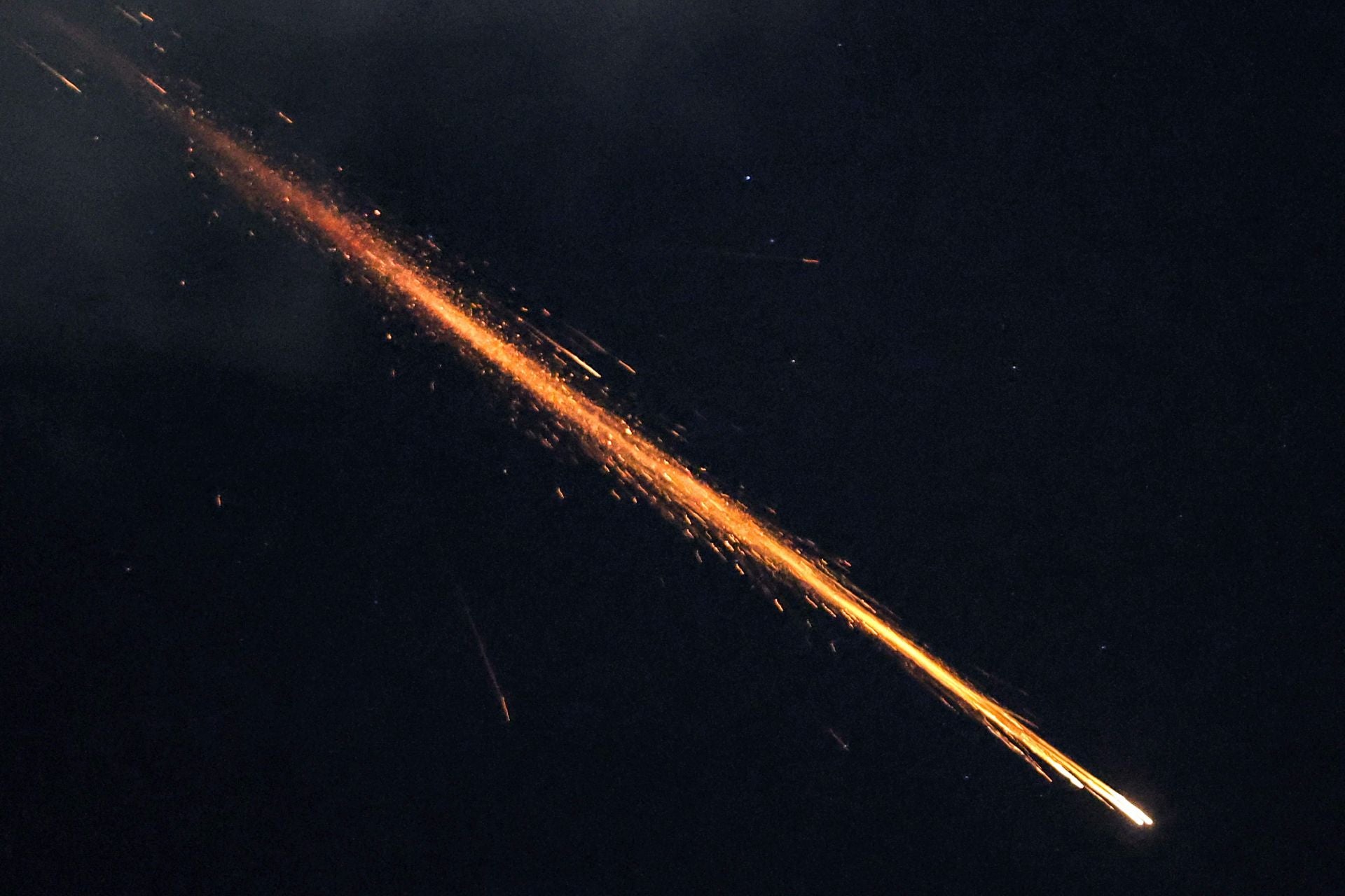 La estela que ha dejado uno de los numerosos misiles que han sido lanzados por parte de Irán a Israel