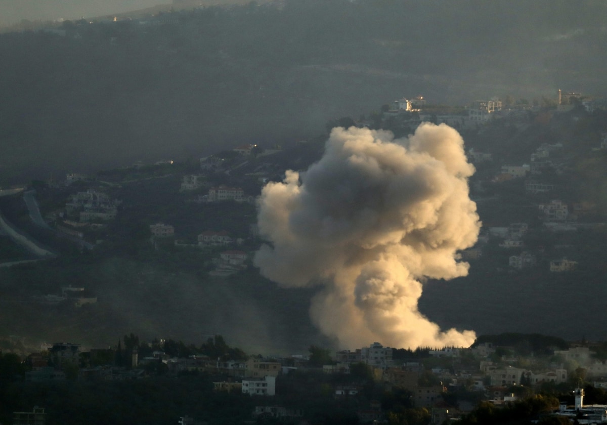 El humo se eleva tras un ataque militar israelí en la aldea de Kafr Kila, en el sur del Líbano