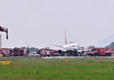 Evacuan un avión de Ryanair con 184 pasajeros por un incendio en el motor en el sur de Italia