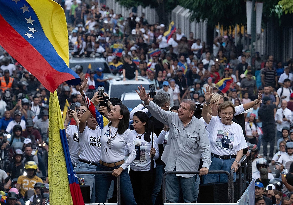 María Corina Machado y Edmundo González saludan a la gente durante un mitin de cierre de campaña, en una foto de archivo
