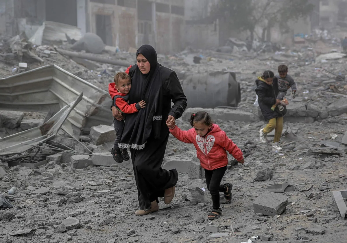 Una familia palestina huye de los bombardeos israelíes en el centro de Gaza