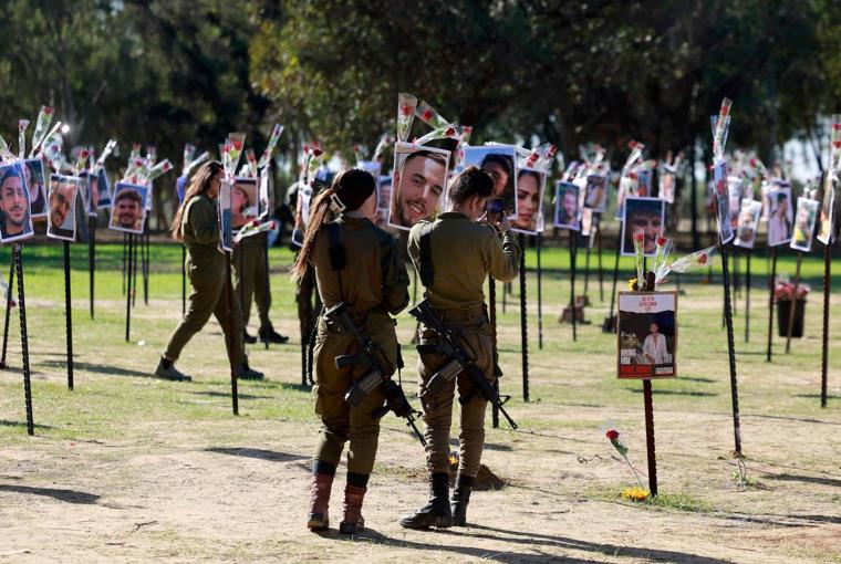 Soldados israelíes rinden homenaje a los participantes del festival Nova que fueron asesinados o secuestrados durante el ataque del 7 de octubre, en una foto de archivo