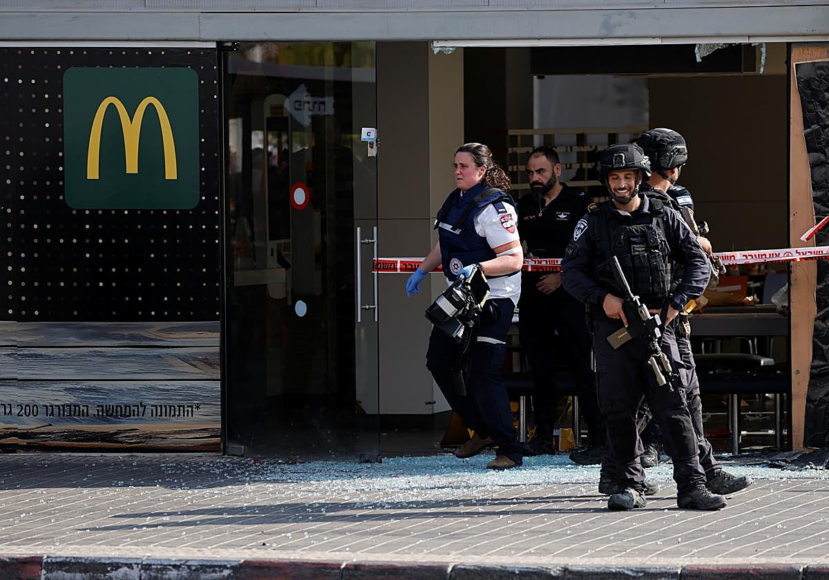 Policías israelíes y trabajadores sanitarios en el lugar del ataque