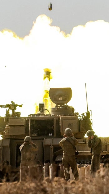 Un obús autopropulsado M109 de 155 mm del Ejército israelí dispara proyectiles cerca de la frontera con Gaza, en una foto de archivo