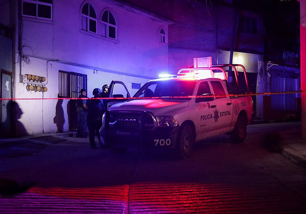 Las autoridades resguardan el perímetro donde se encuentra el cuerpo sin vida del regidor, Alejandro Arcos