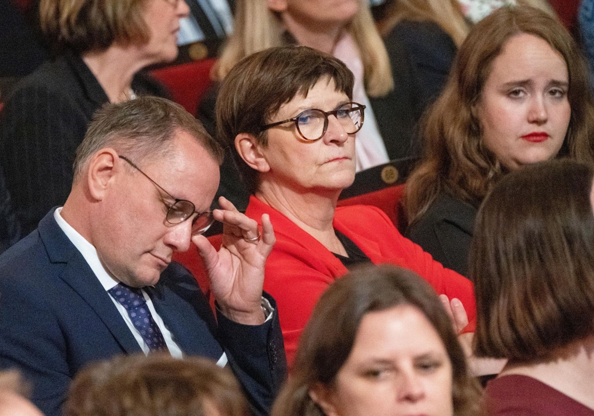 El copresidente de AfD, Tino Chrupalla (izq.), y la colíder del SPD, Saskia Esken (centro), asisten a una ceremonia en el Teatro Estatal de Mecklemburgo durante las celebraciones por el Día de la Unidad Alemana