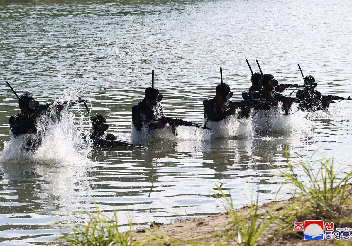 Entrenamiento de las fuerzas especiales norcoreanas en una imagen oficial distribuida hace unos días