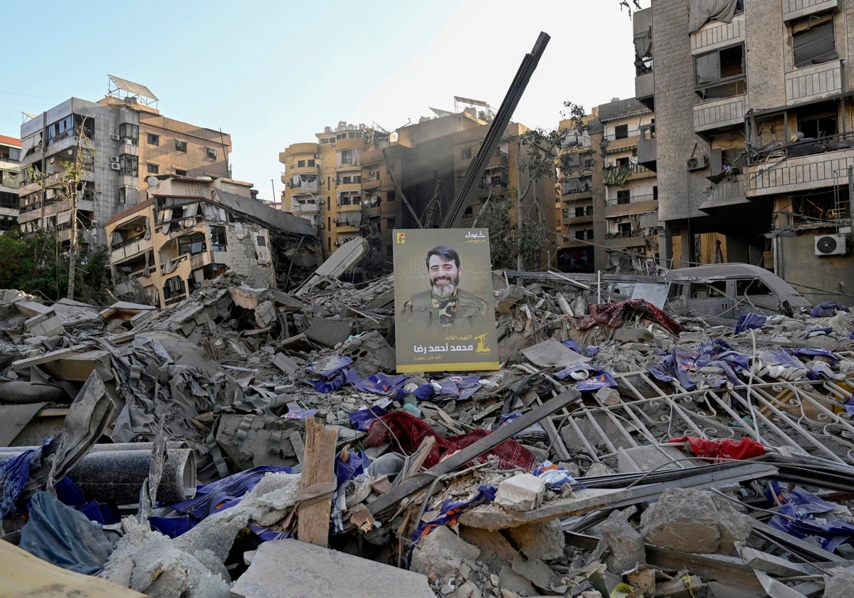 Fotografía de un combatiente de Hizbolá en unas ruinas de Beirut