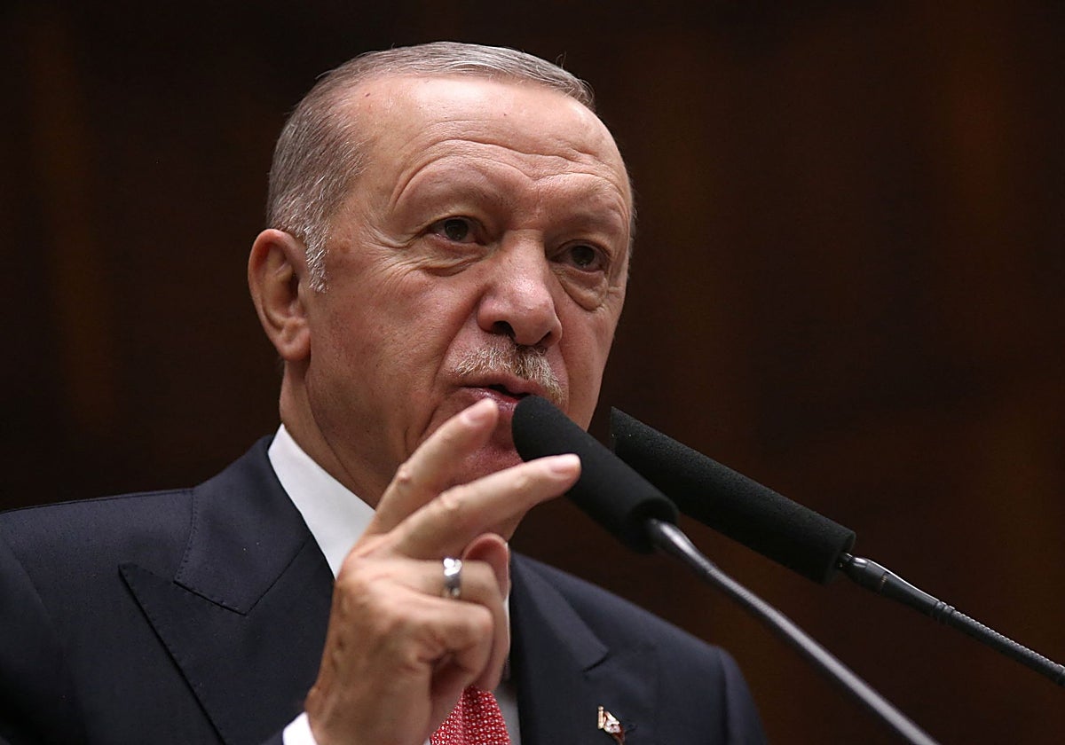 El presidente turco Erdogan se dirige a los legisladores de su partido gobernante, el AKP, en el parlamento en Ankara