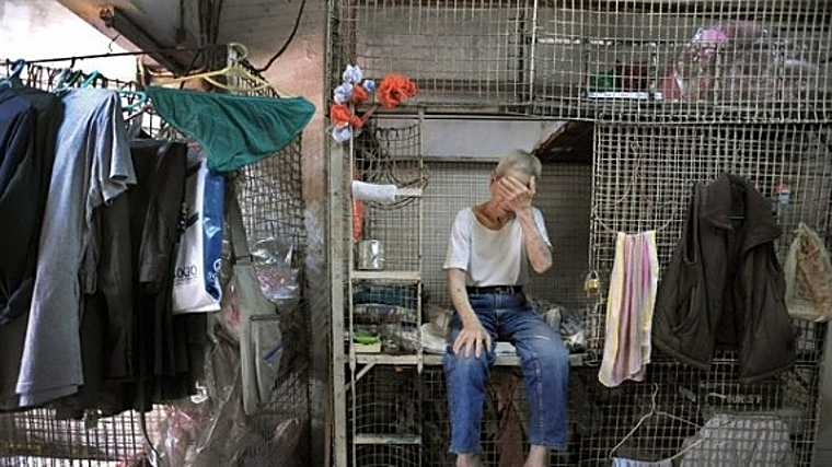 Los hombres jaula viviendo en sus habitáculos