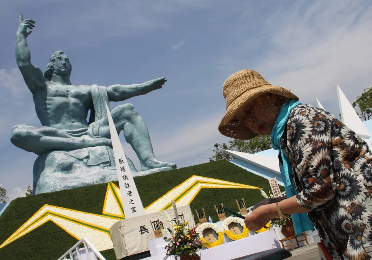 Ofrendas a la Estatua de la Paz de Nagasaki durante el 70 aniversario de las bombas atómicas