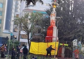 Un colectivo feminista arroja pintura a una estatua de Isabel la Católica en Bolivia en rechazo a «los invasores españoles»