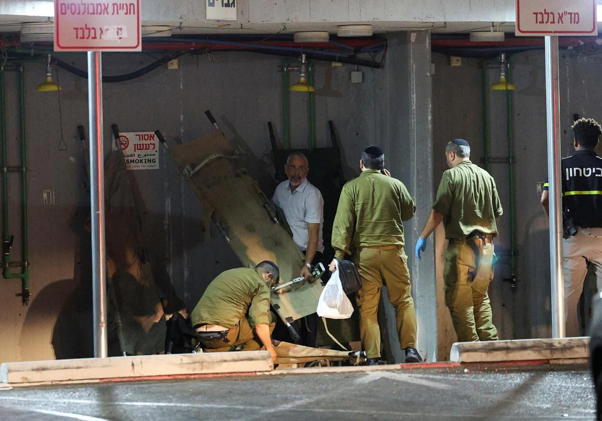 Soldados israelíes en el Centro Médico Sheba tras el ataque