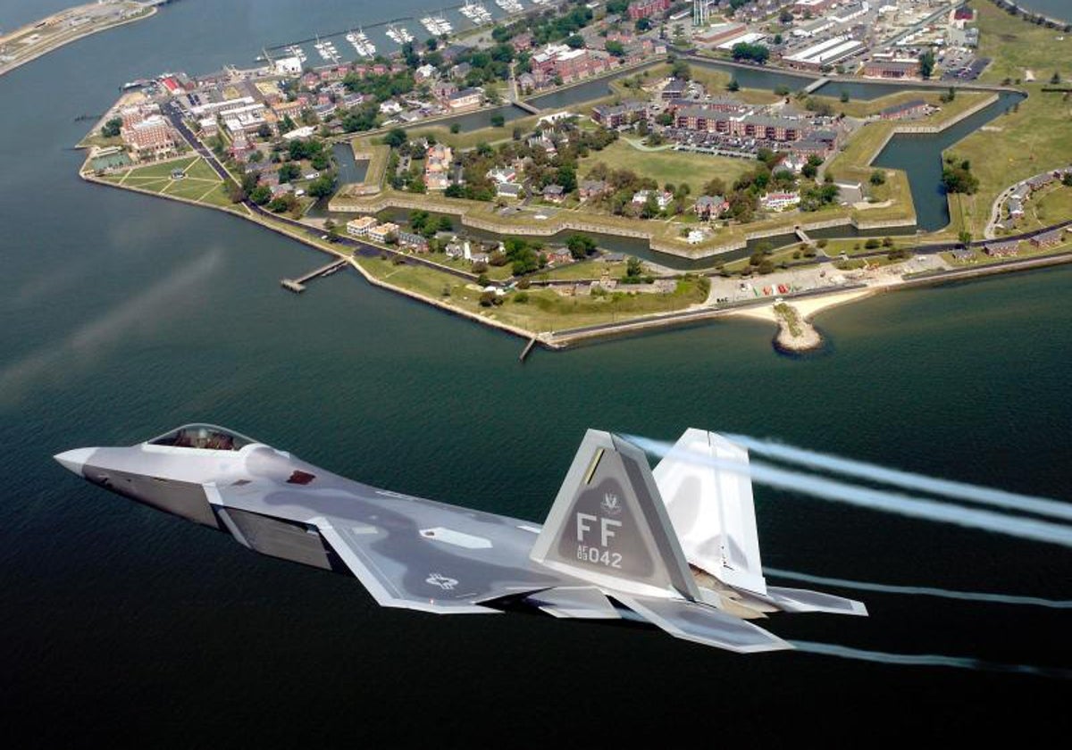 F/A-22 Raptor volando a la Base Aérea Langley, en Virginia