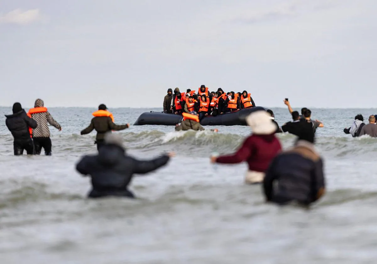 Imagen de archivo de inmigrantes en un intento de cruzar el Canal de la Mancha, cerca de Dunkerque