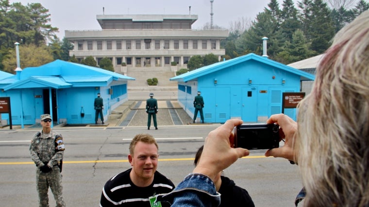 Desde el lado del Sur, los turistas se hacen fotos ante Corea del Norte en Panmunjom