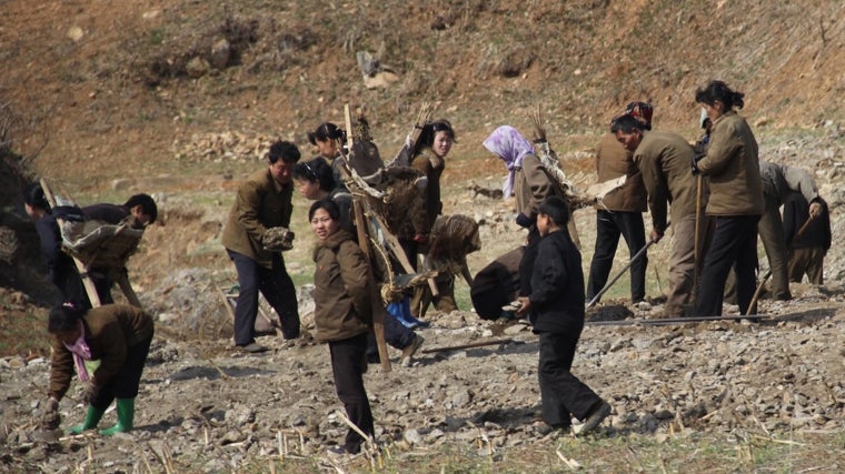 Desde la carretera que va de Pyongyang a la frontera en el Paralelo 38, se aprecia la dura vida en el campo norcoreano