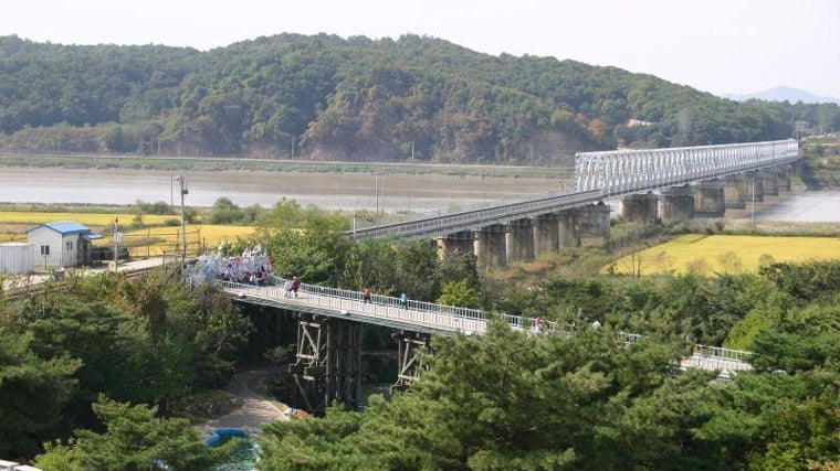 Desde el parque de Imjingak se divisa el puente del ferrocarril que se dirige a Corea del Norte