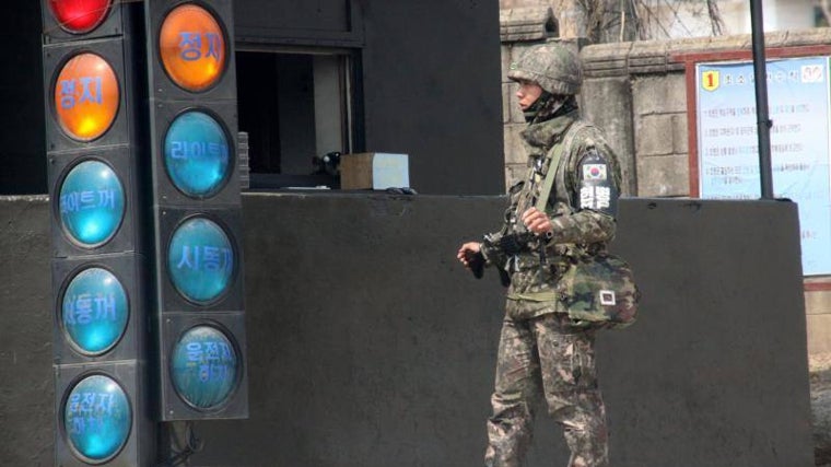 Soldados fusil en ristre vigilan la Zona Desmilitarizada