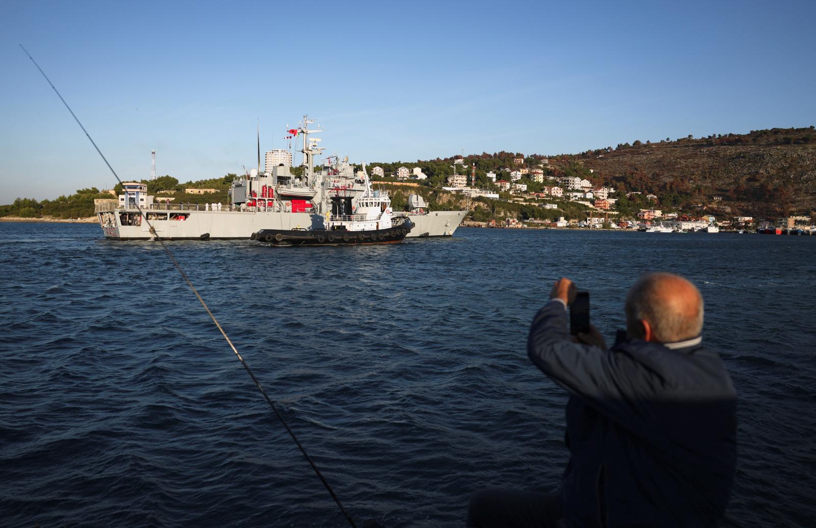 Un hombre fotografiando el buque 'Libra' llegando al puerto