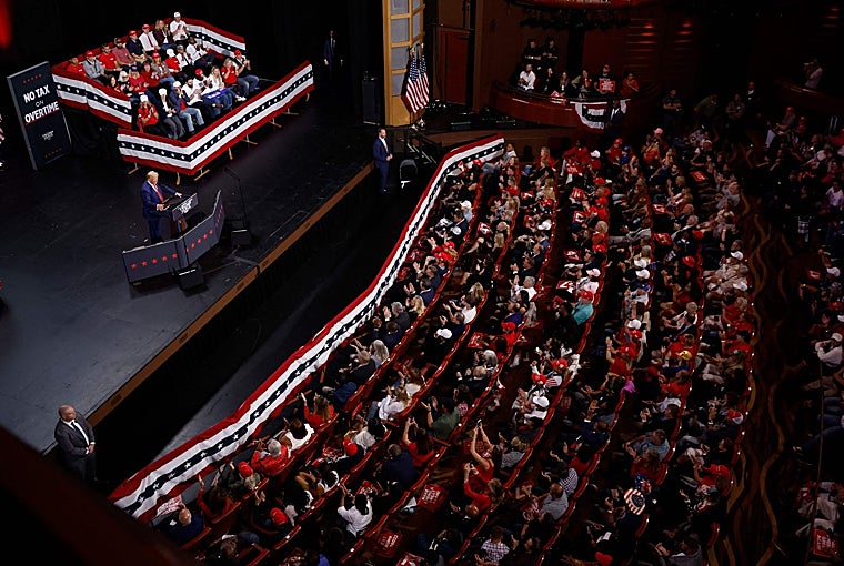 Donald Trump pronuncia un discurso durante un mitin de campaña en el Cobb Energy Performing Arts Center, en Atlanta, Georgia