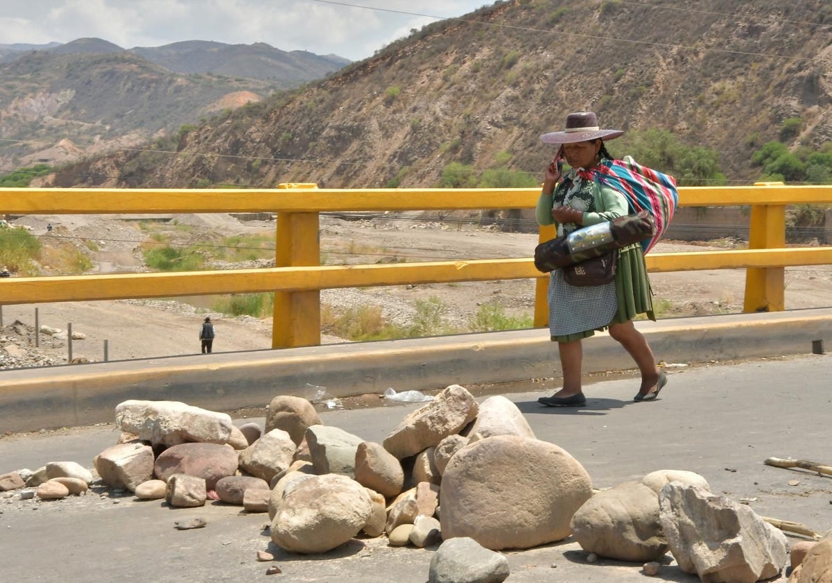 Seguidores de Evo Morales bloquean el acceso por carretera a Cochabamba, Bolivia