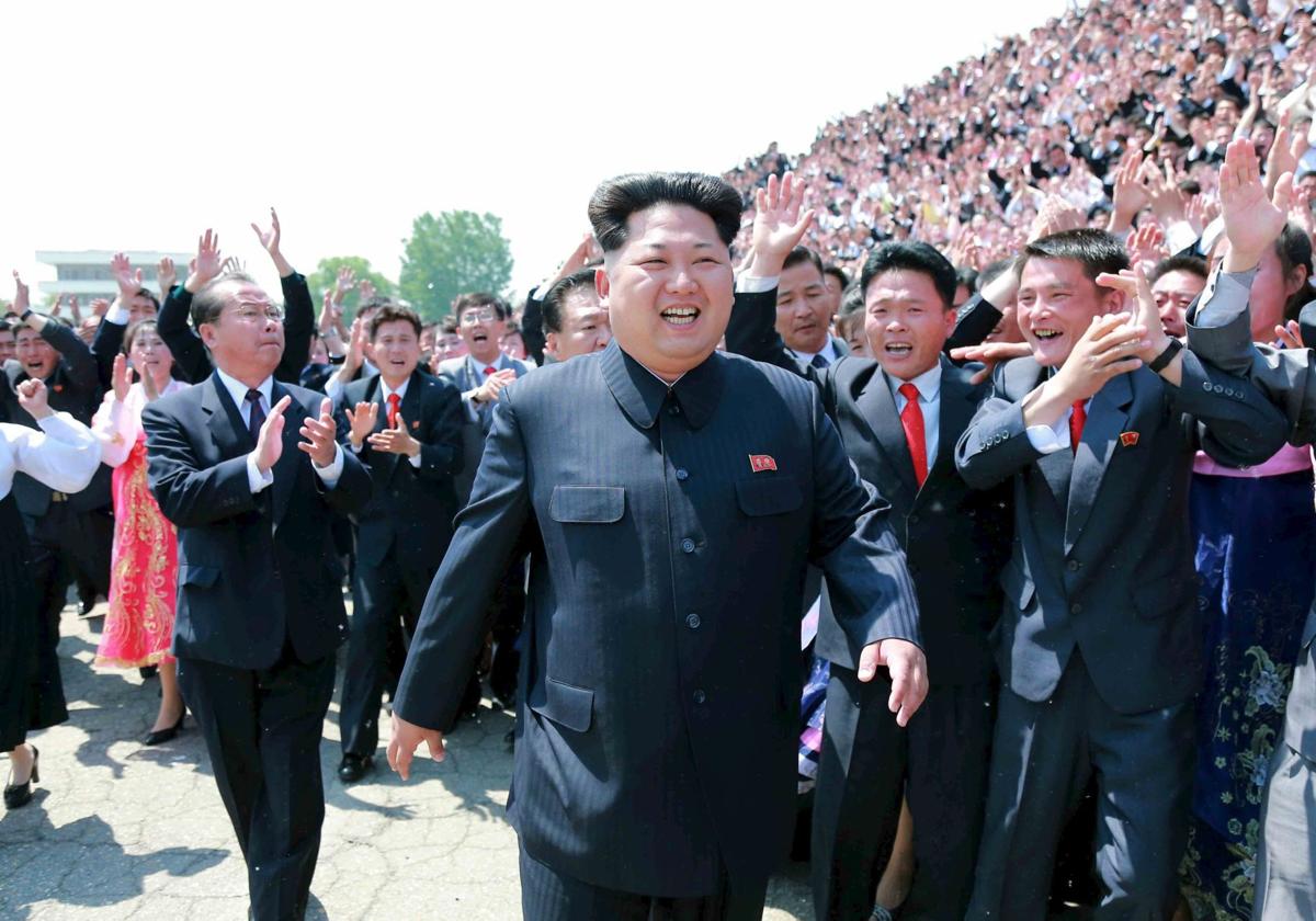El líder de Corea del Norte, Kim Young-un, aplaudido en una imagen de archivo