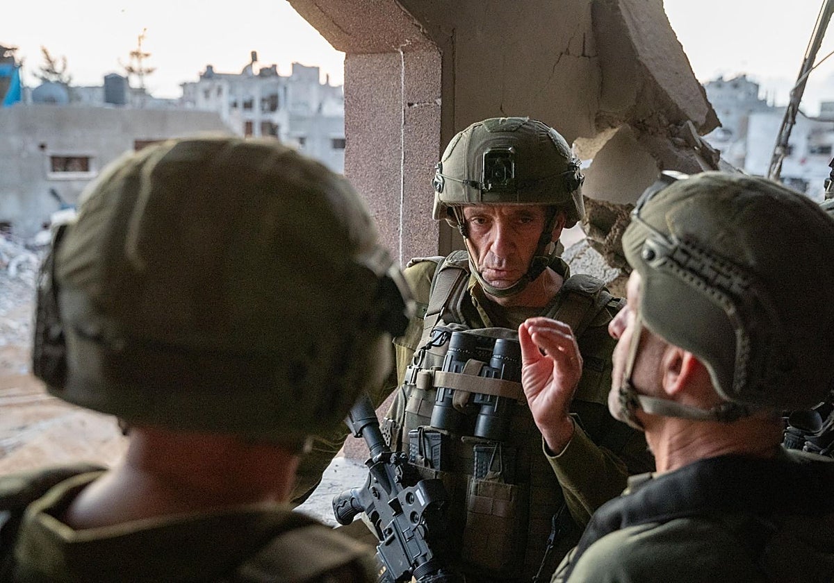 El jefe militar de Israel, Herzi Halevi, realiza una inspección cerca del lugar donde fue asesinado el líder de Hamás, Yahya Sinwar, en Gaza
