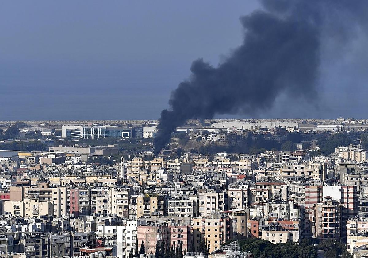 El humo sale tras un ataque aéreo israelí sobre Dahieh, un suburbio del sur de Beirut (Líbano)