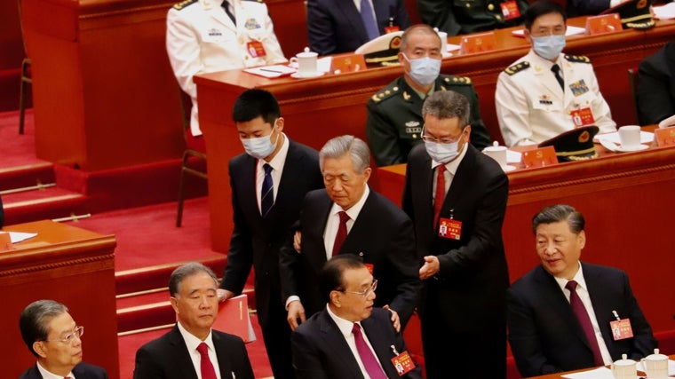 El expresidente Hu Jintao se despide del primer ministro Li Keqiang, su aliado, tras ser expulsado del XX Congreso del Partido Comunista por orden de Xi Jinping