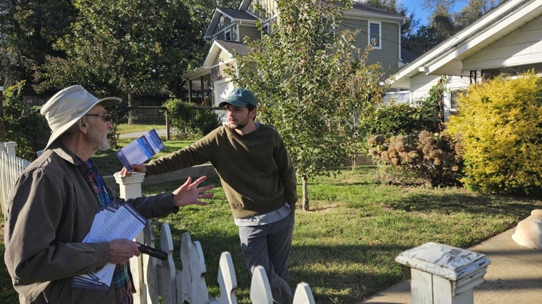 Adam Maloney, que perdió su negocio, recibe propaganda demócrata en su casa de Asheville