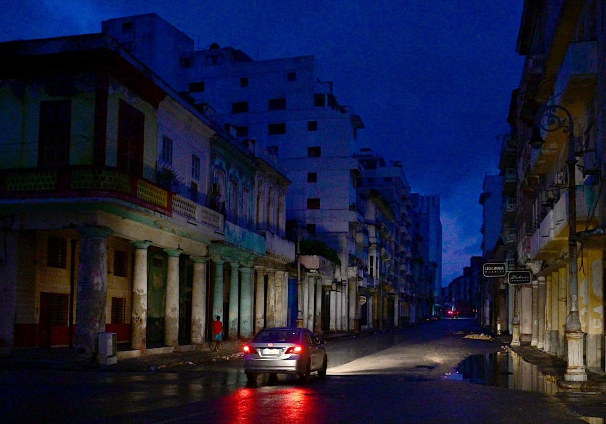 Un coche transita por una calle de La Habana durante el apagón