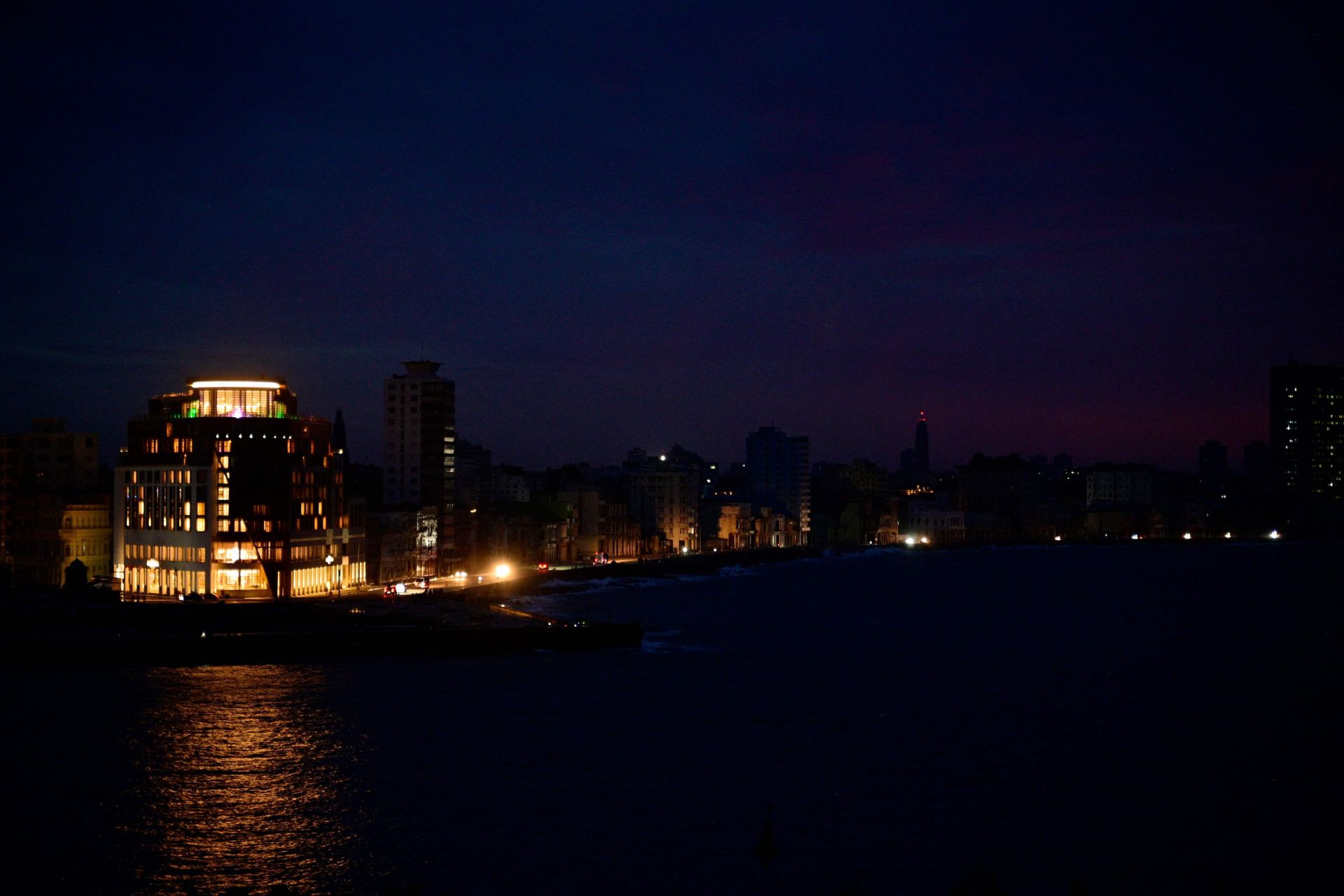 Luz escasa en los edificios de La Habana después del apagón sufrido por un fallo eléctrico. 