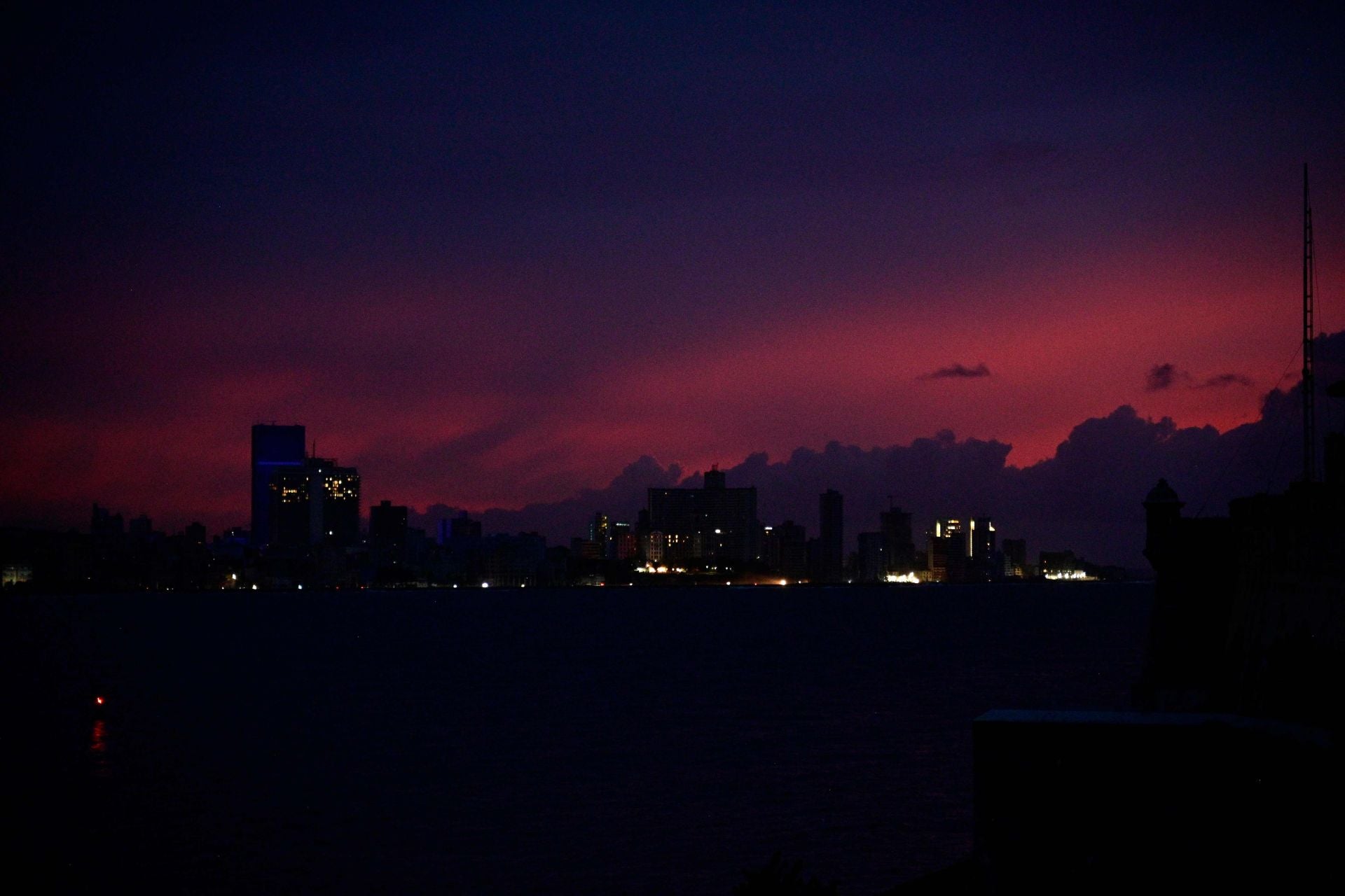 Luz escasa en algunos edificios de La Habana en pleno apagón provocado por los cortes de electricidad.