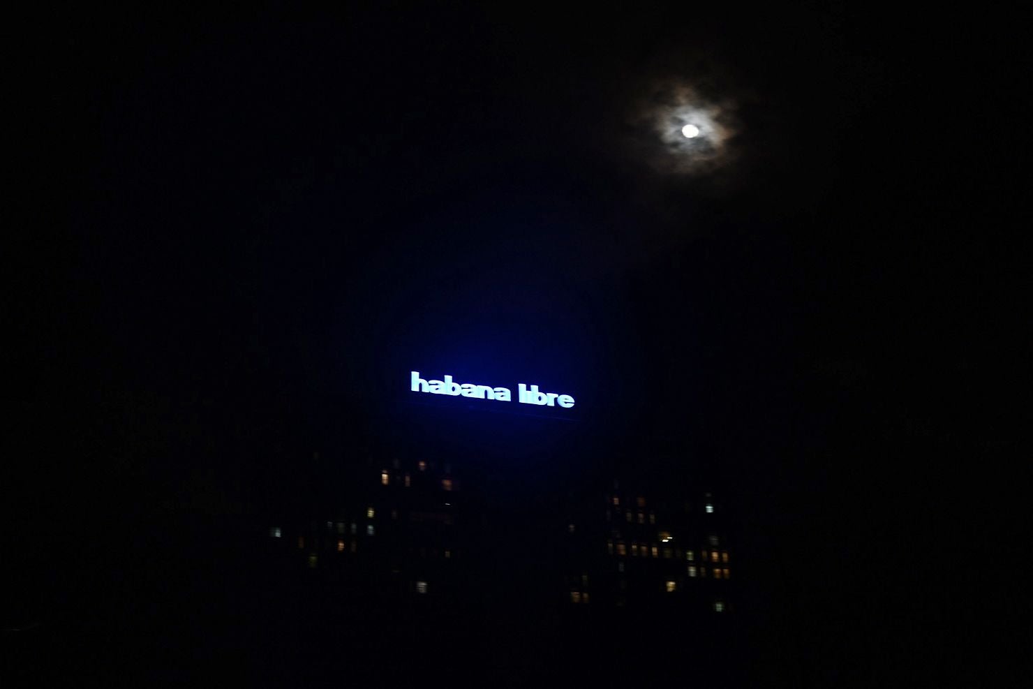 Un letrero iluminado en un hotel de La Habana en medio de la oscuridad general causada por el apagón.