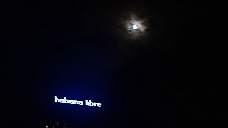 Un letrero iluminado en la oscuridad provocada en La Habana por el apagón
