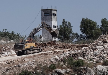 Una excavadora militar Israel derriba una torre de observación de los 'cascos azules' en el sur de Líbano