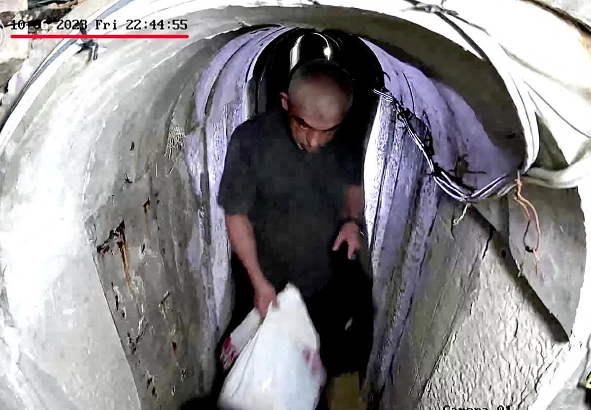 Yahya Sinwar caminando por un túnel antes de los ataques del 7 de octubre, según Israel