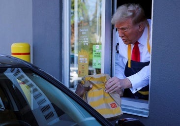 Trump se pone el delantal de McDonald's y fríe patatas para ganar votos