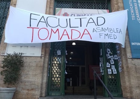 Imagen secundaria 1 - Alumos y profesores de la Facultad de Ciencias Médicas de la UBA en clases públicas frente a la facultad como modo de protesta