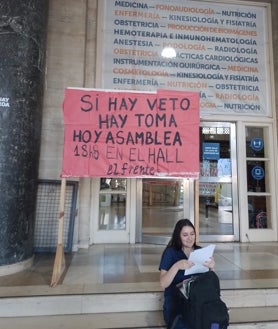 Imagen secundaria 2 - Alumos y profesores de la Facultad de Ciencias Médicas de la UBA en clases públicas frente a la facultad como modo de protesta