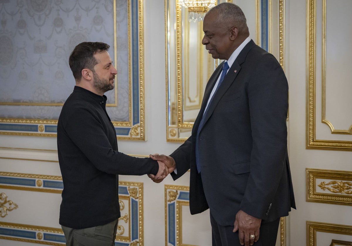 El presidente de Ucrania, Volodímir Zelenski, y el jefe del Pentágono, Lloyd Austin