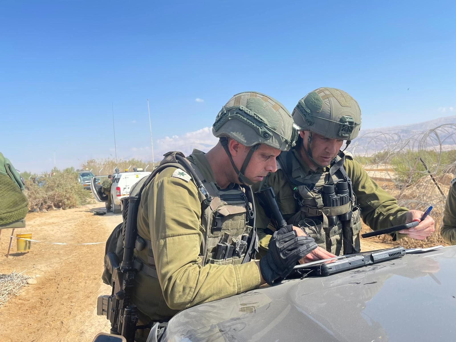 Dos soldados de las autoridades israelitas observando un operativo