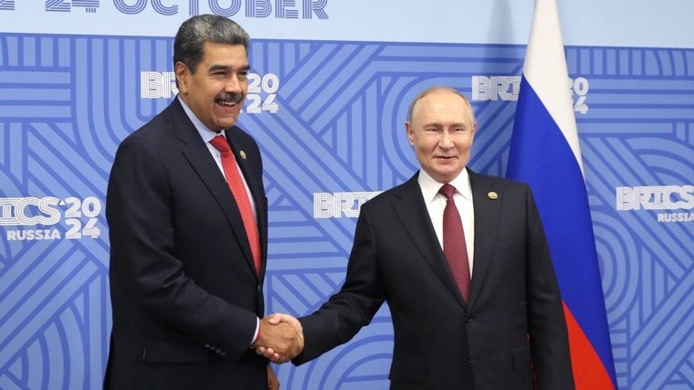 Maduro y Putin se estrechan la mano antes de una reunión bilateral