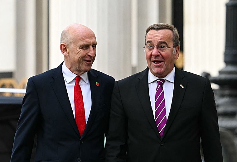 John Healey (izq.), da la bienvenida a Boris Pistorius en el exterior de Trinity House, en Londres