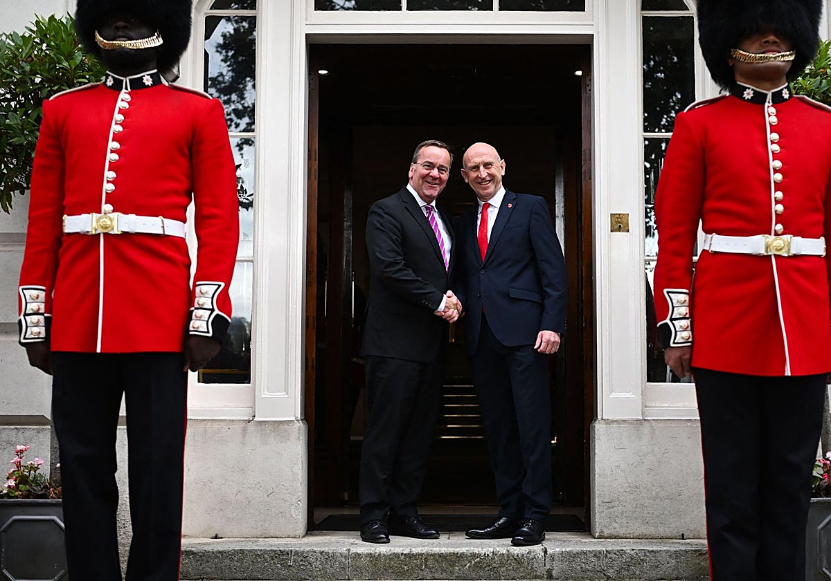 El secretario de Defensa británico, John Healey (izq.), estrecha la mano del ministro de Defensa alemán, Boris Pistorius (der.), en el exterior de Trinity House, en Londres