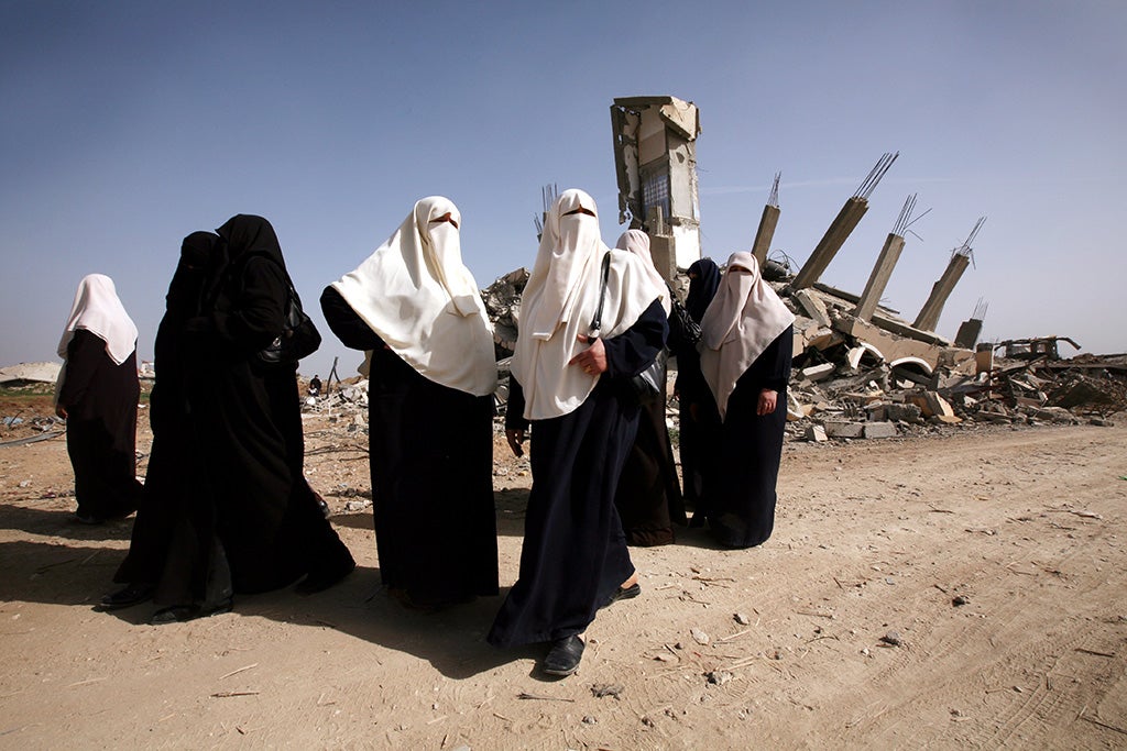 Mujeres palestinas, junto a sus casas derruidas por el Ejército de Israel (2009)