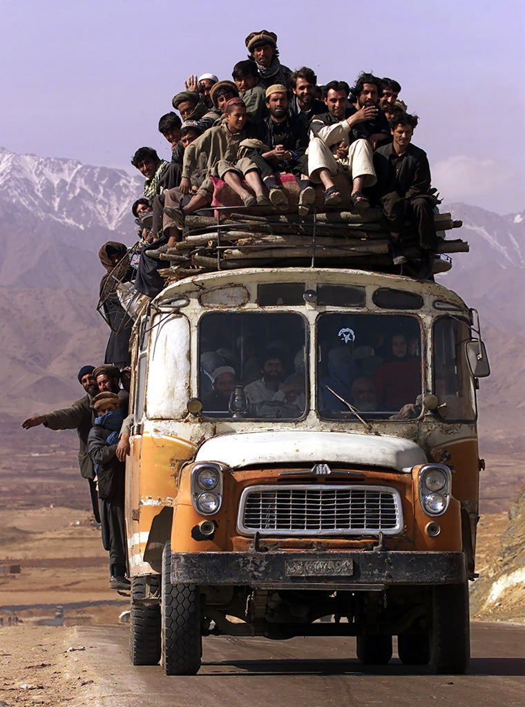 Autobús atestado de hombres y niños dirigiéndose a Kabul, capital de Afganistán (2002)