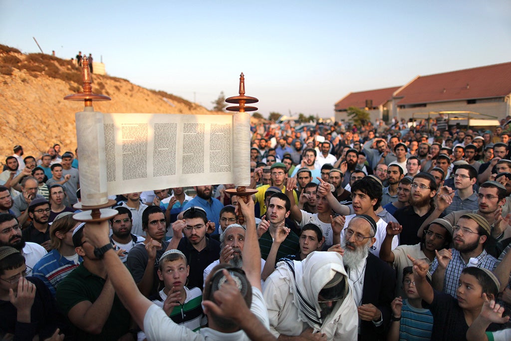 Judíos israelíes portando la torá (2012)